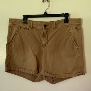 Khaki short with cuffed hem